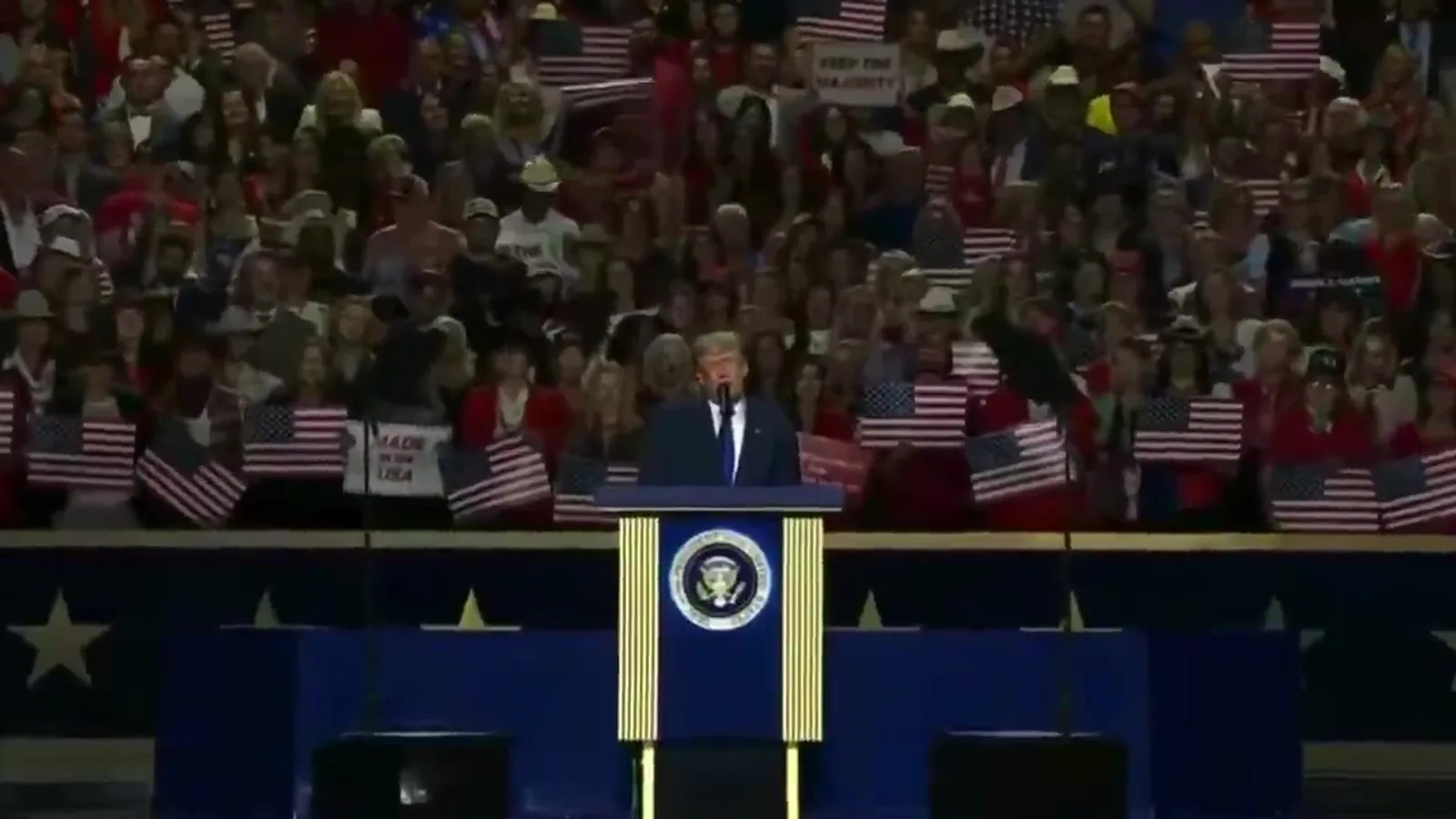 Trump promet 5 000 dollars à chaque adulte américain en cas de victoire républicaine aux midterms
