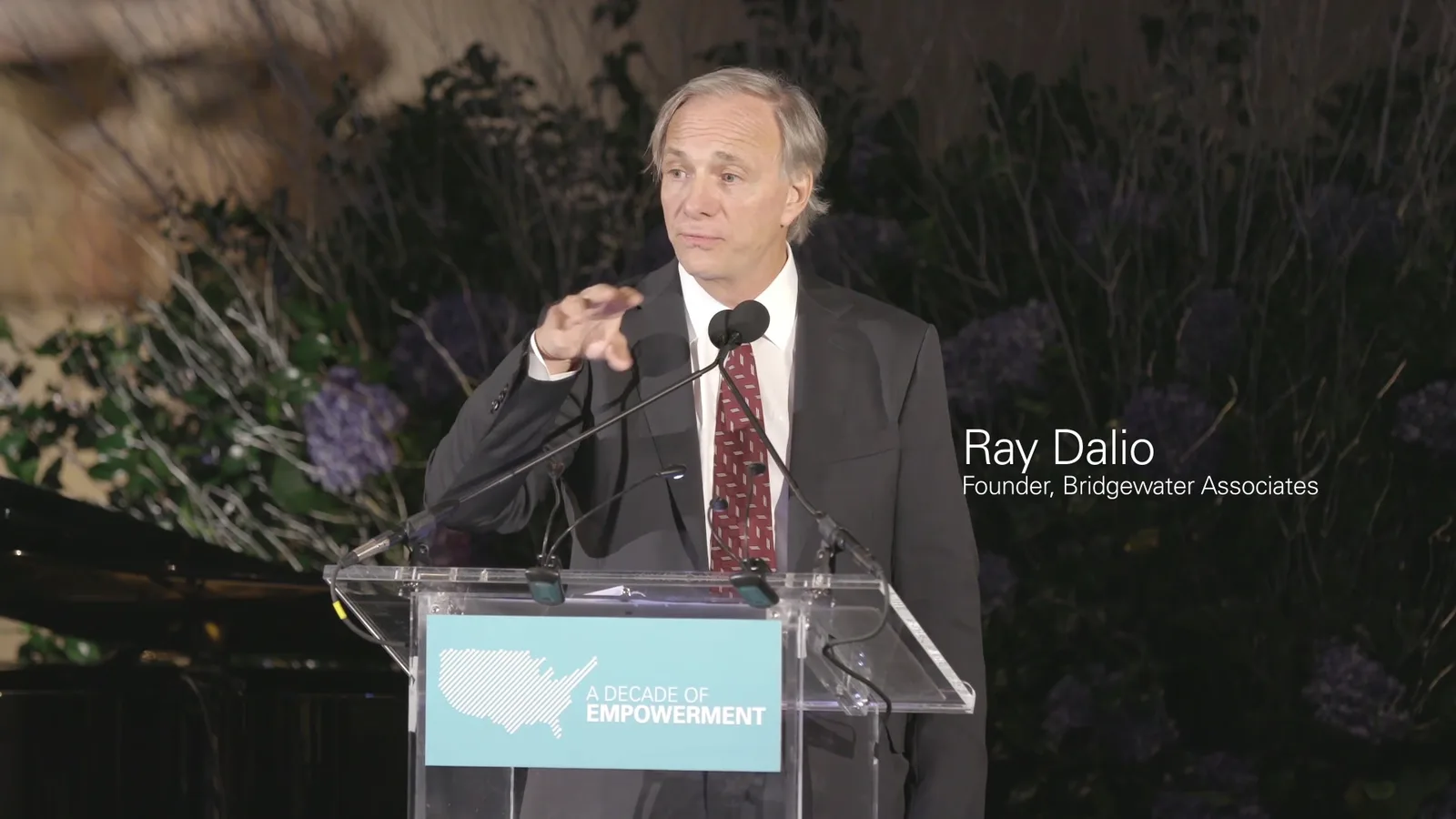 Ray Dalio avertit d'une crise de la dette américaine d'ici trois ans et recommande l'or et le Bitcoin face aux obligations