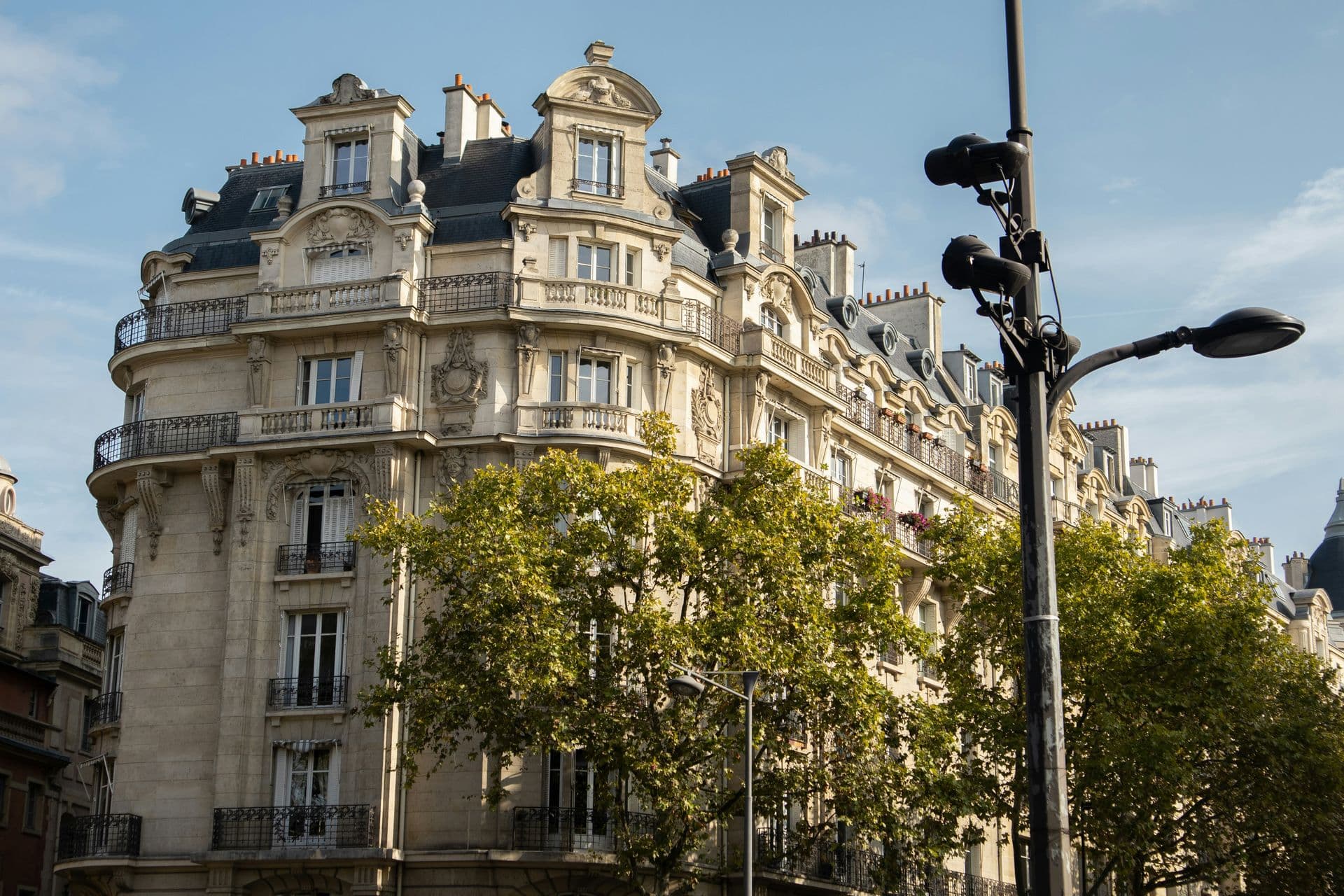 Crédit immobilier : emprunter 200 000 euros sur 20 ans coûte 70 122 euros de plus qu'en 2021