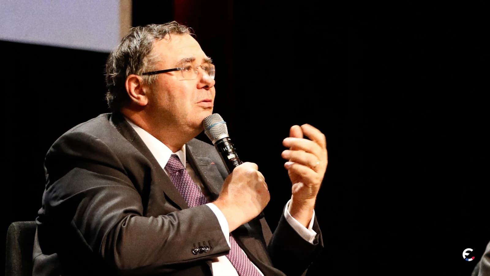 TotalEnergies lie le plafonnement des prix à la taxation, le cours dit autre chose